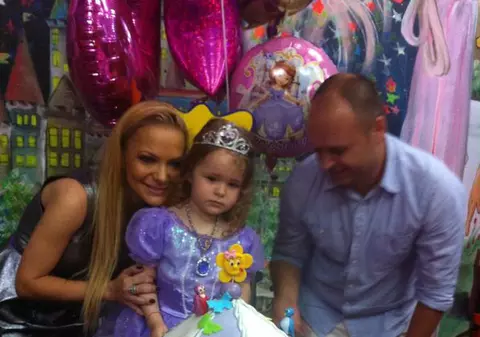 EXCLUSIV/ Iubire necondiționată la 11.000 km. Traian, soțul Andreei Antonescu a venit din SUA pentru a-i face ziua fiicei sale