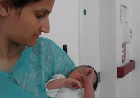 Cel mai tânăr azilant din România e o afgană de numai o zi. Copila s-a născut la un spital din Rădăuți, într-o familie de refugiați