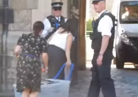 VIDEO | O cantinate mare de pizza a fost livrată la Castelul Windsor înainte ca invitații să sosească la recepția regală