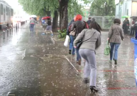 Cod galben de ploi şi descărcări electrice în județul Olt și Vâlcea