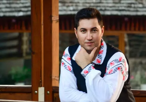 REPORTAJ/Un polițist scrie versuri și compune muzică populară. A filmat primul videoclip de folclor pentru persoane cu deficiențe de auz