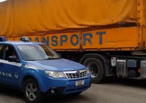 Un șofer român de TIR falsifica tahograful cu un magnet. A fost prins în Italia