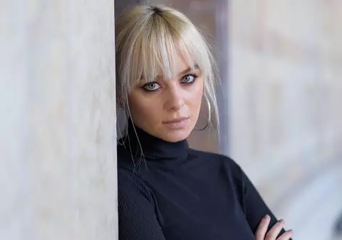 EXCLUSIV/ Ea este cea care știe cum arată Carlaʼs Dreams! O cheamă Diana Ionescu și e make-up artistul trupei