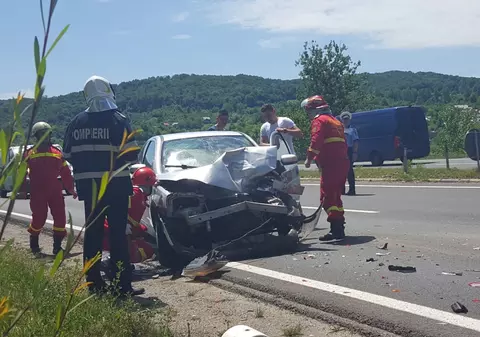 UPDATE: Bărbatul care amenința că se aruncă de pe un pod care traversează DN1 a fost convins să coboare. Un șofer neatent a lovit mașina Poliției/ VIDEO