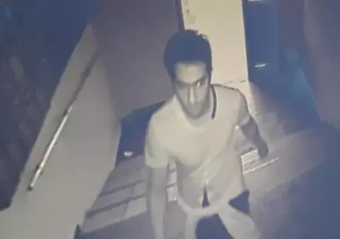Presupus violator, filmat în timp ce ataca o tânără în scara unui bloc