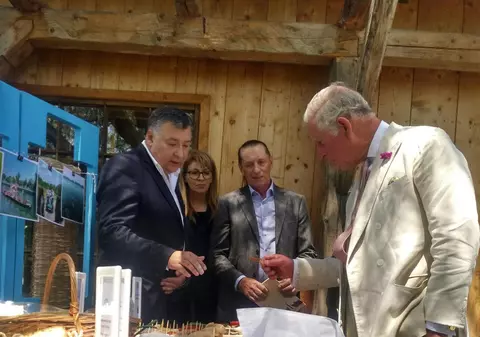 Prințul Charles s-a întâlnit cu Ivan Patzaichin la Viscri. Moștenitorul Coroanei britanice a degustat pastramă din crap și palincă / FOTO&VIDEO