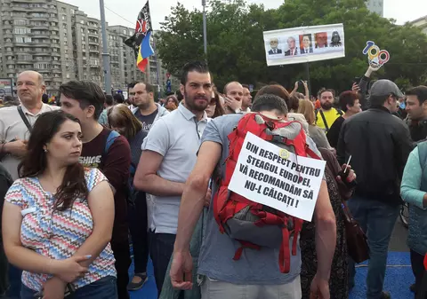 Mii de oameni sunt prezenți la protestele din Piața Victoriei