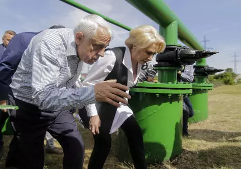 Dăncilă îi cheamă joi pe agricultori la Palatul Victoria; Premierul a vizitat o livadă de cireși și afine și o stație de irigații (FOTO)