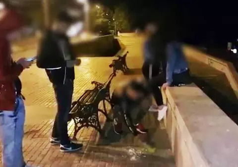 Puși de Poliție să măture semințele aruncate în parcurile din Galați. Tineri cu mașini de fițe, amendați pentru mizerie
