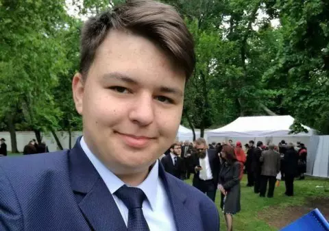 Elevul de clasa a X-a care a construit o mână bionică vrea să facă un robot pentru calamități nucleare. Planurile lui Rareș Butnaru