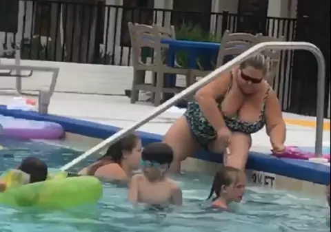 Femeie surprinsă în timp ce se rade pe picioare într-o piscină publică aglomerată