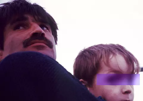 Românii au fost transformați în victime ale sclaviei în Marea Britanie. Muncesc 15 ore pe zi, fără pauză