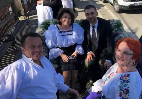 Rovana Plumb și Liviu Pop, în căruță. ”Parcă suntem Prințesa Diana și Prințul Charles”