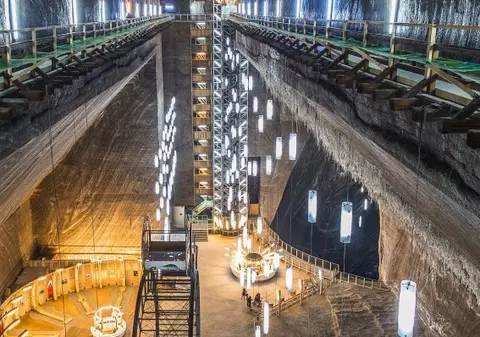Salina Turda poate fi vizitată cu bilete cumpărate online. Roata panoramică, liftul și plimbarea cu barca în subteran, atracții unice în Europa