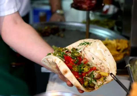 EXCLUSIV / Angajații shaormeriei de unde ar fi mâncat copilul care a murit, obligați să facă teste medicale