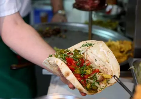 Patronii localului de unde s-a cumpărat shaorma care ar fi ucis copilul, audiaţi