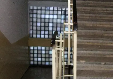 Un exhibiționist umbla complet dezbrăcat prin scări de bloc. Bărbatul, care este economist, a băgat în sperieți o elevă de 12 ani