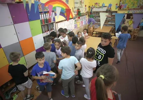Ziua Învățătorului, sărbătorită pe 5 iunie. Elevii nu vor face astăzi cursuri