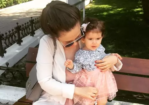 Cristina Șișcanu îi rupe turta fetiței. Mama și fiica s-au îmbrăcat identic