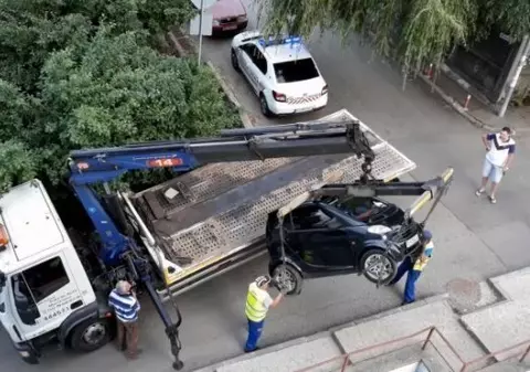 Un Smart ridicat de Poliția Locală, aproape scăpat de pe platformă. S-a întâmplat la Cluj