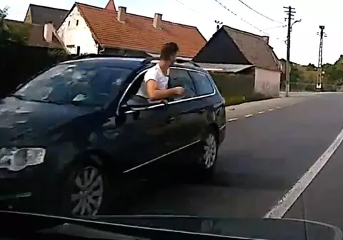 Un șofer iese pe geam în mers, la Sibiu. Pasagerul ține volanul |VIDEO