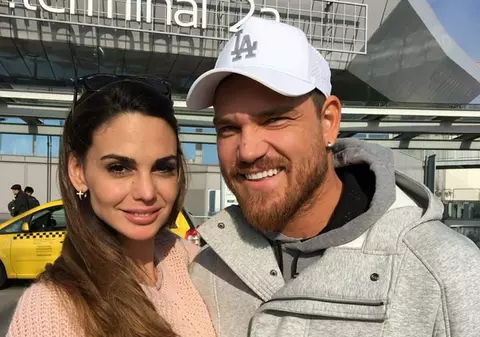 EXCLUSIV/ Peter Pop, vocalul de la Son of Lars, a învățat spaniola în câteva luni. Din dragoste pentru Miss Barcelona, cunoscuta prezentatoare TV, Cynthia Martinez