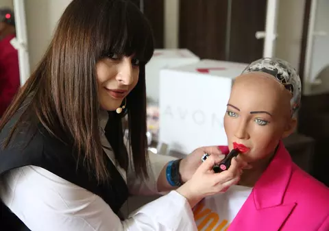 Sophia, primul robot cu cetățenie din lume,  a purtat în premieră machiaj AVON pe scena Brand Minds 2018