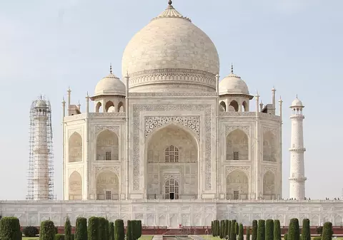 Taj Mahal începe să-și schimbe culoarea din cauza poluării. A devenit verde și galben