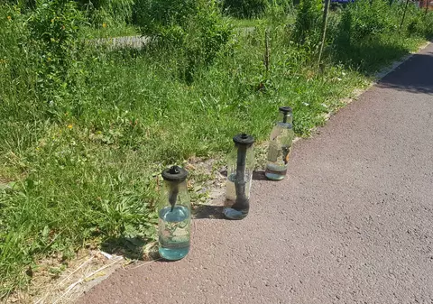 UPDATE: Sticle incendiare în fața sediului PSD din Timișoara. Trei dintre ele erau explodate. Poliția s-a sesizat din oficiu/ FOTO