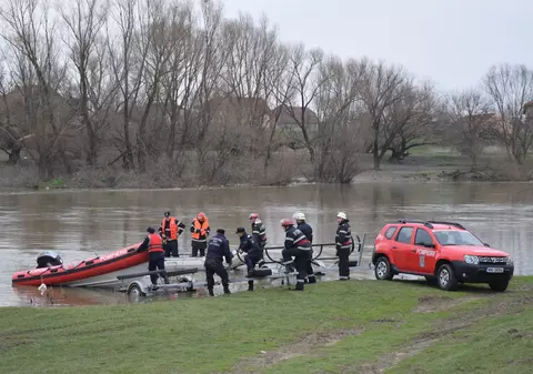 Tânăr căutat de două zile în Timiș, după ce a sărit să facă baie în Bega. Martorii spun că băuse alcool