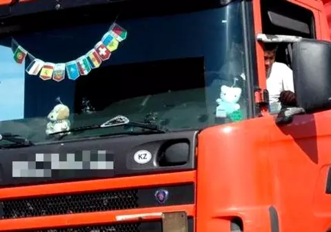 TIR cu sutiene confiscate la Nădlac. Ce au găsit vameșii în autotren