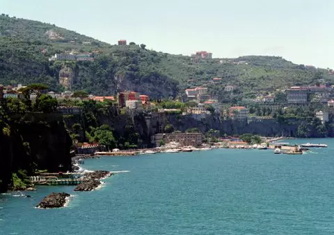 O turistă a fost drogată și violată de 5 angajați ai unui hotel din Italia. Bărbații au filmat atacul