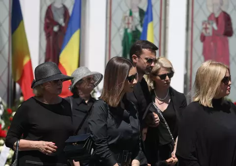 FOTO/ Cristina Țopescu, împietrită de durere la înmormântarea tatălui ei. Frații acesteia i-au fost alături