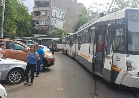 Un șofer și-a lăsat mașina pe linia de tramvai, pe Calea Moșilor. Zeci de tramvaie au rămas blocate