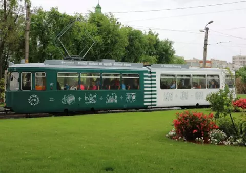 Tramvaiul cu internet gratuit circulă la Iași. Are prize, wireless și o întreagă bibliotecă