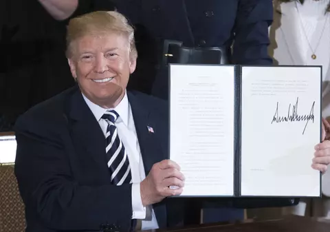 Analiza grafologică a semnăturii lui Trump. Ce spune aceasta despre președintele american