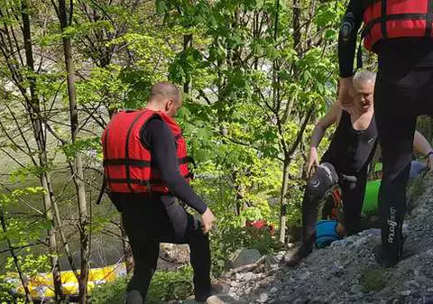 Un turist rătăcit în zona Lainici a fost salvat de pompieri. Bărbatul se ducea spre mănăstire și a coborât mai devreme din tren