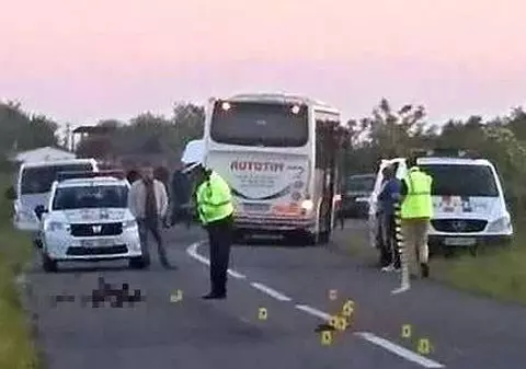Accident mortal pe o șosea din Timiș. Un autobuz a trecut peste un bărbat întins în mijlocul drumului
