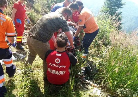 Un bărbat a căzut într-o râpă în Sinaia. Operațiune de salvare, pe drumul spre Cabana Dichiu