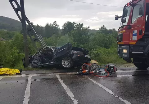 Un tânăr a murit într-un accident rutier în Vâlcea. Mașina în care era s-a izbit violent de un stâlp pe care l-a înclinat/FOTO