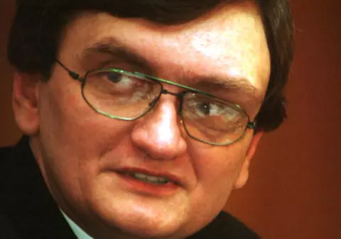 Privilegii pentru Victor Ciorbea. Avocatul Poporului va primi şi pensie specială, şi salariu