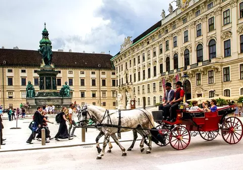 Guvernul Austriei vrea să ofere alocații mai mici pentru copiii străinilor. Reacția lui Klaus Iohannis