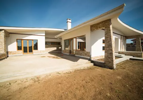 Cât costă o vilă în cea mai exclusivistă zonă de la marginea Bucureștiului? Este ideală dacă vrei un stil de viață activ pentru familia ta