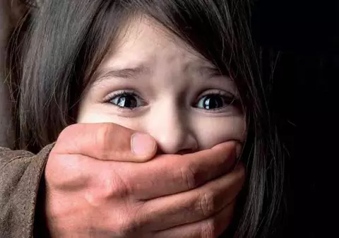 Fetiță de patru ani violată în grup în timp ce era internată la terapie intensivă