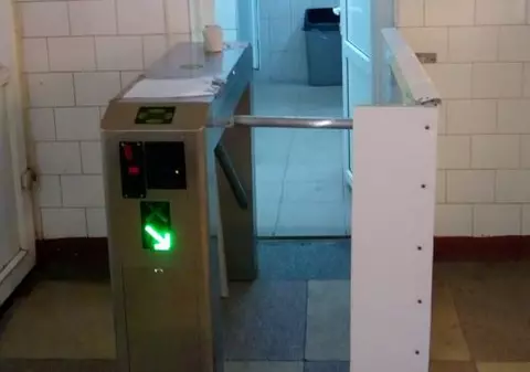 FOTO VIRAL | Aparat de taxat ca la metrou la un WC dintr-o piață din Brăila