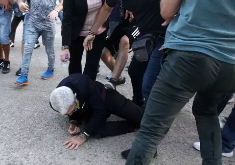 FOTO/ Primarul din Salonic, în vârstă de 75 de ani, a fost bătut pe stradă de extremiștii de dreapta