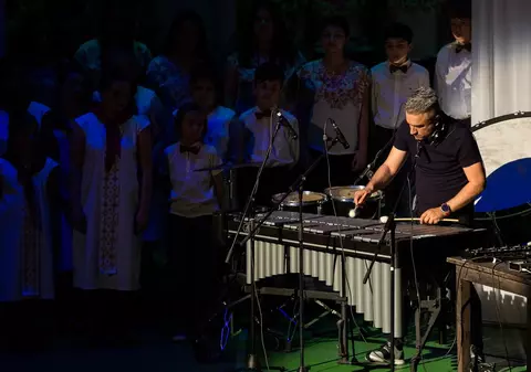 Moment unic în cariera sa de muzician! Zoli Toth a cântat cu 250 de copii