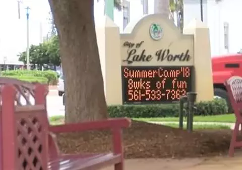 FOTO | Alertă de pană de curent şi de zombi într-un oraș din Florida