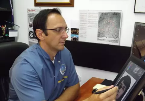 EXCLUSIV / Portretistul Florin Lăzău ”îmbătrânește” copii dispăruți și redă identitate cadavrelor mutilate. Polițistul român a fost ofertat de FBI