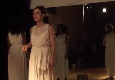 VIDEO/ Drama badantelor din Italia, într-o piesă de teatru la Milano. Regizoare: „Femeile nu trăiesc nici acasă, nici aici”